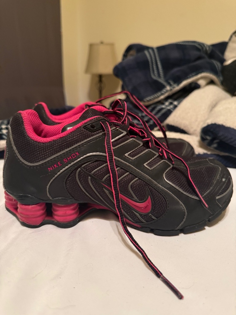 Broken Nike shox Black and Pink Shox Athletic Sneakers size 6